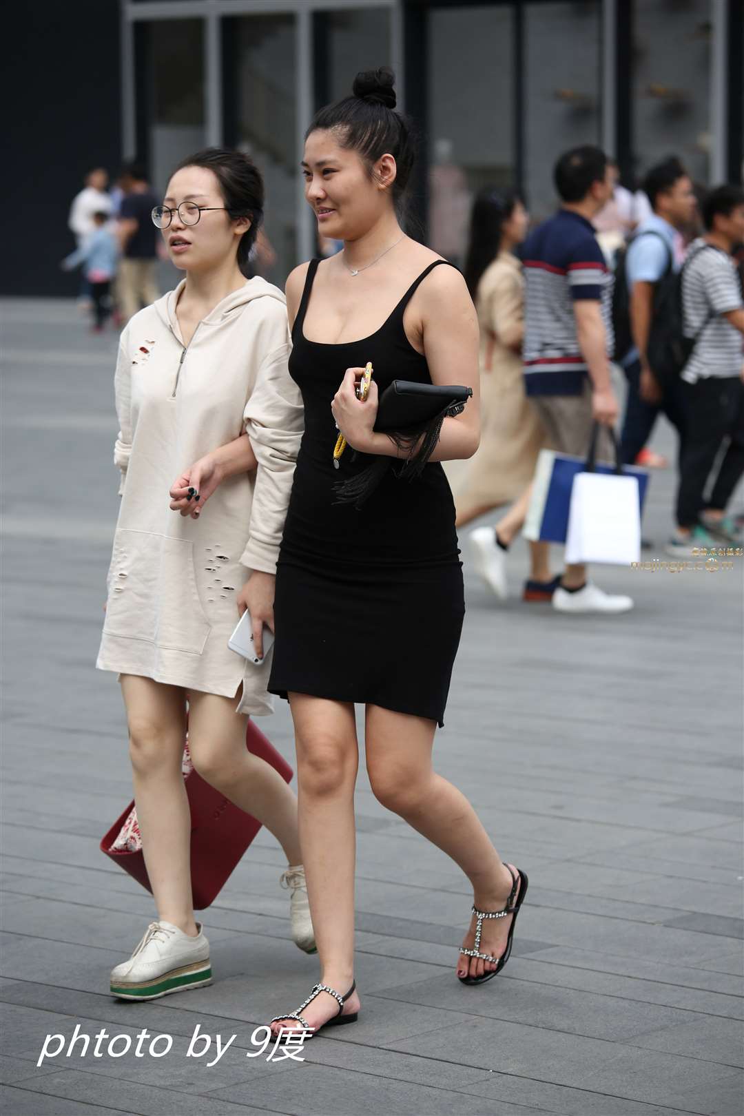 图片[2]-黑裹身-街拍流行馆