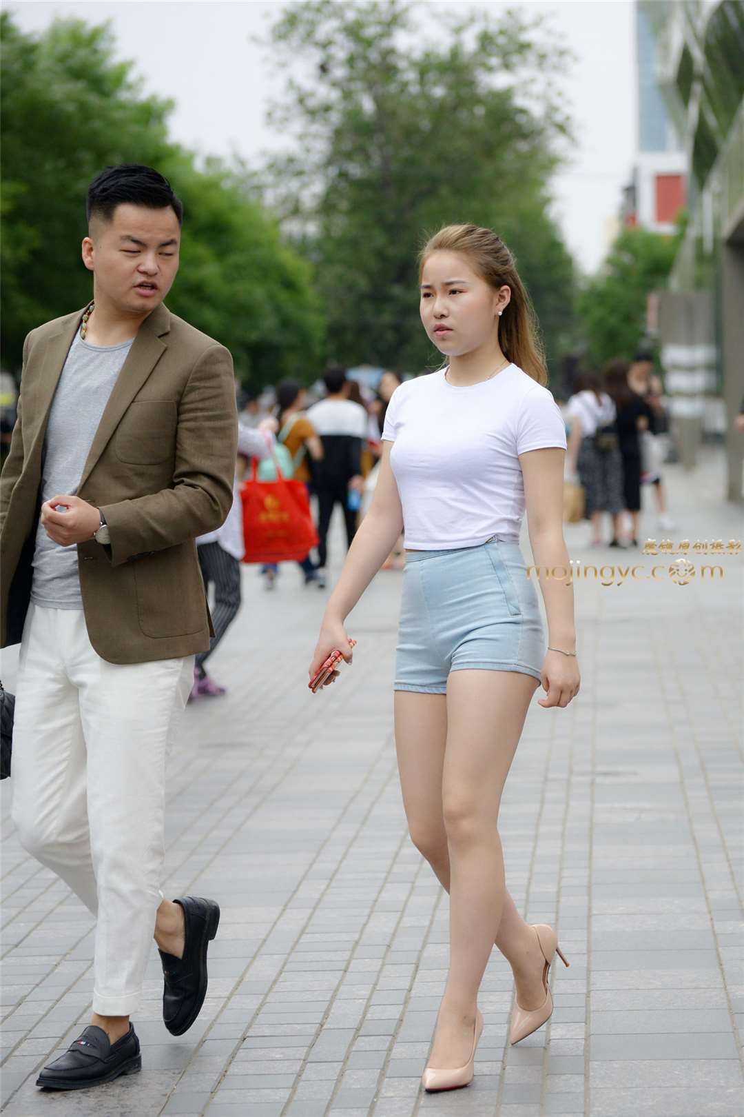 图片[1]-紧身牛仔热裤，裸色尖头细高跟-街拍流行馆