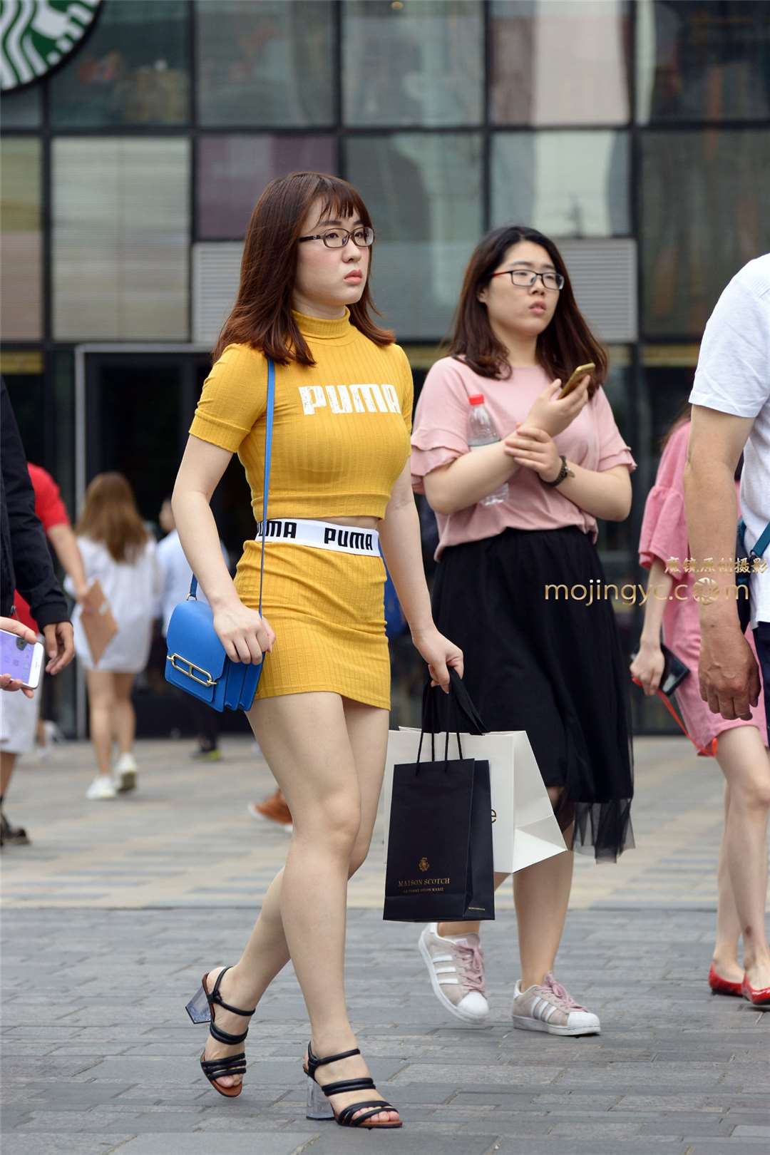 图片[1]-黄色紧身裙-街拍流行馆