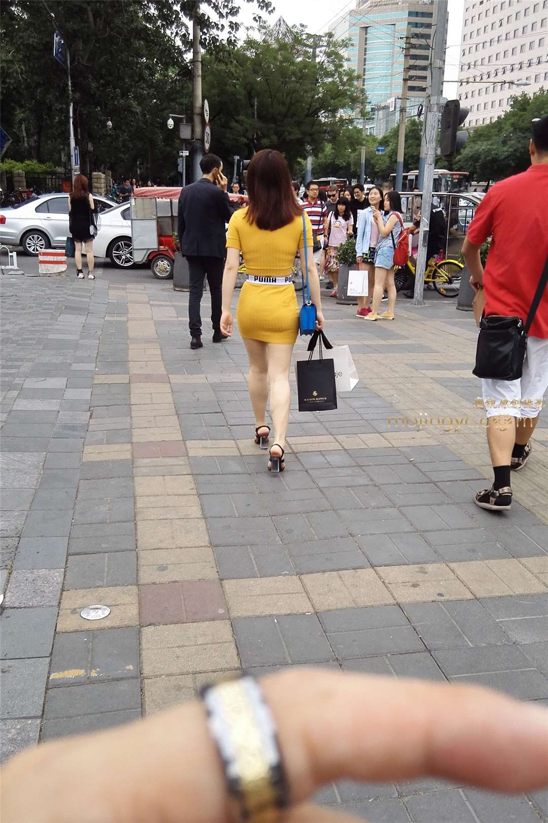 图片[2]-黄色紧身裙-街拍流行馆