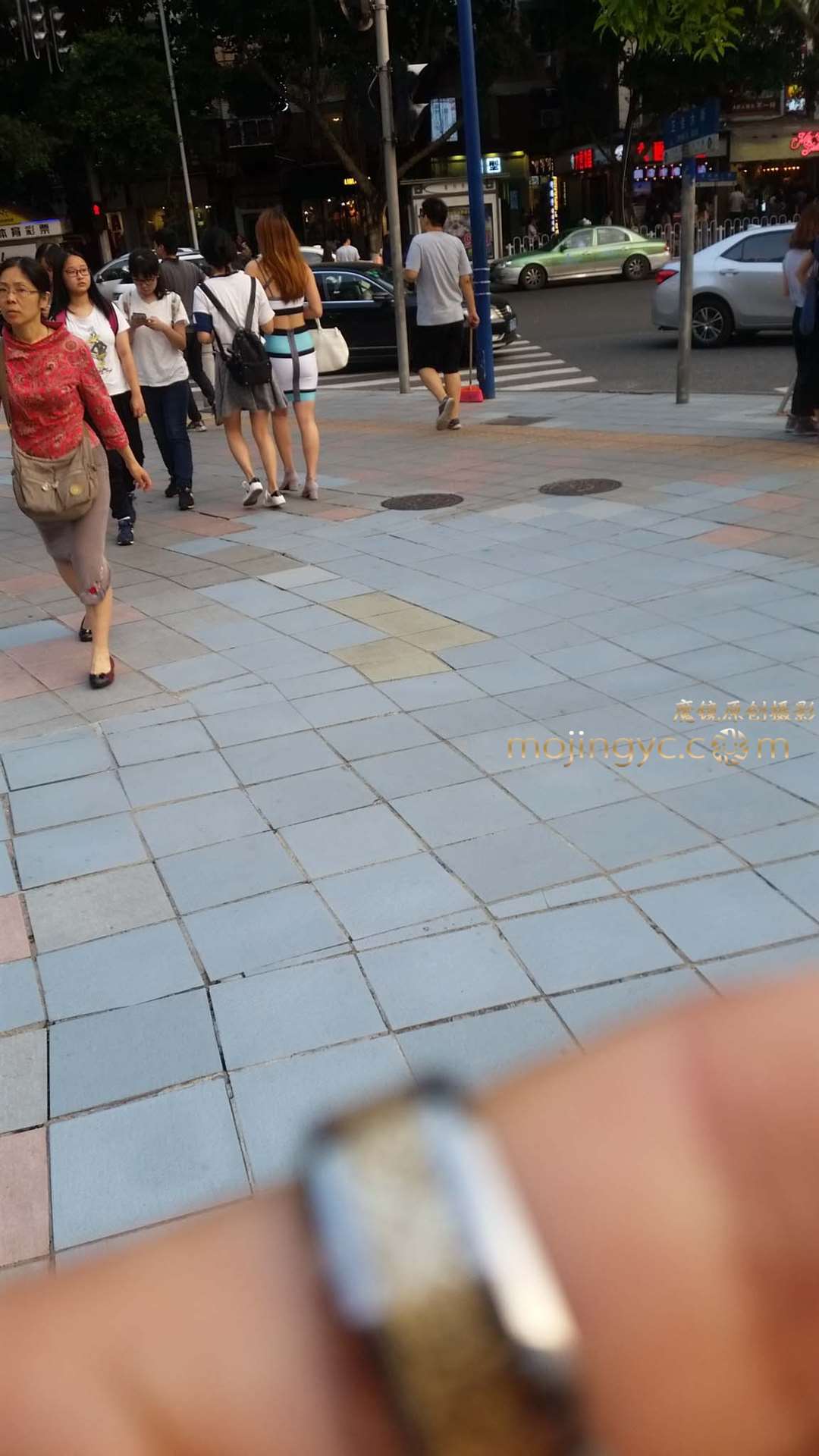 图片[2]-养眼的紧身包臀裙-街拍流行馆