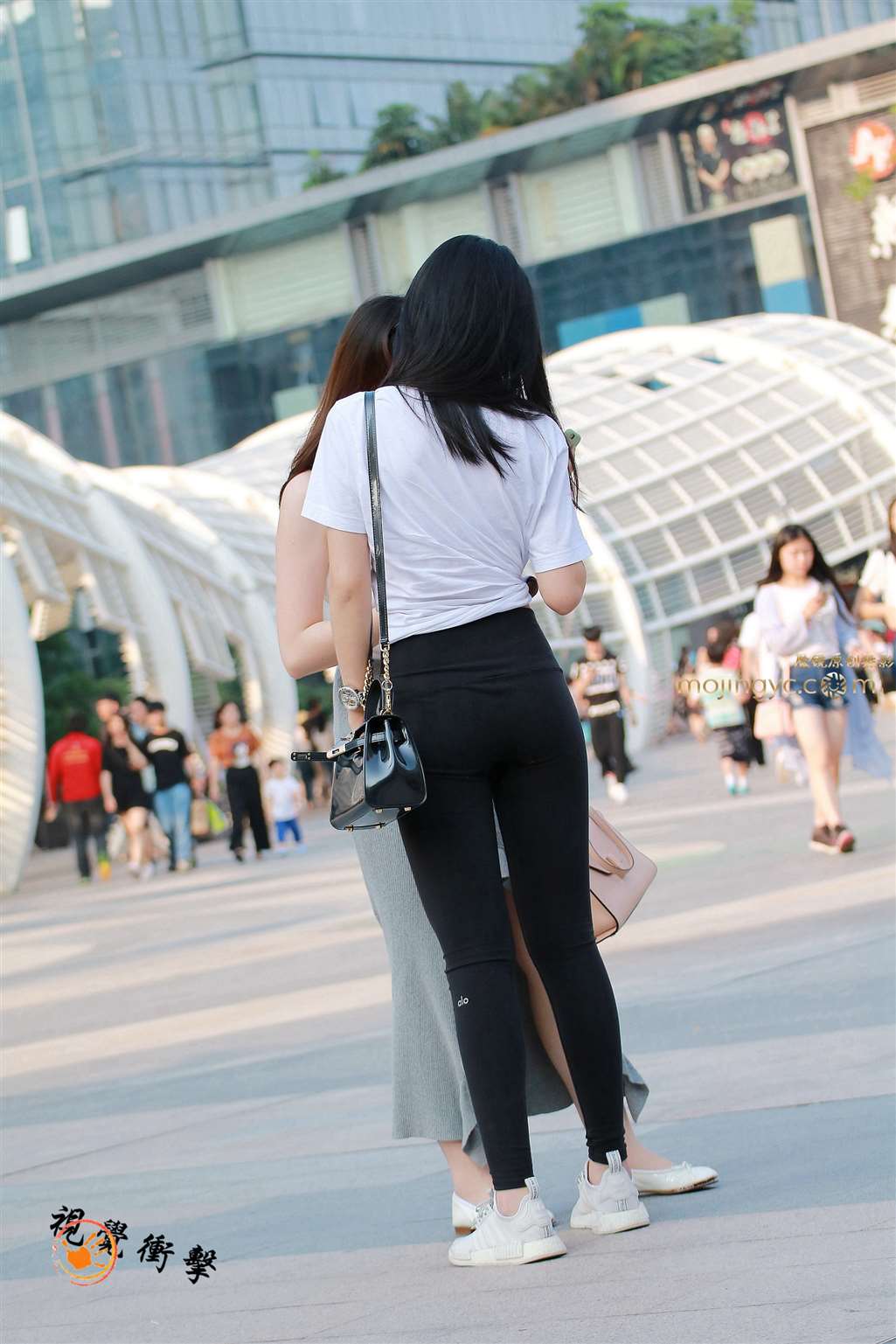 图片[1]-风情翘臀美女VS 紧身黑裤-街拍流行馆
