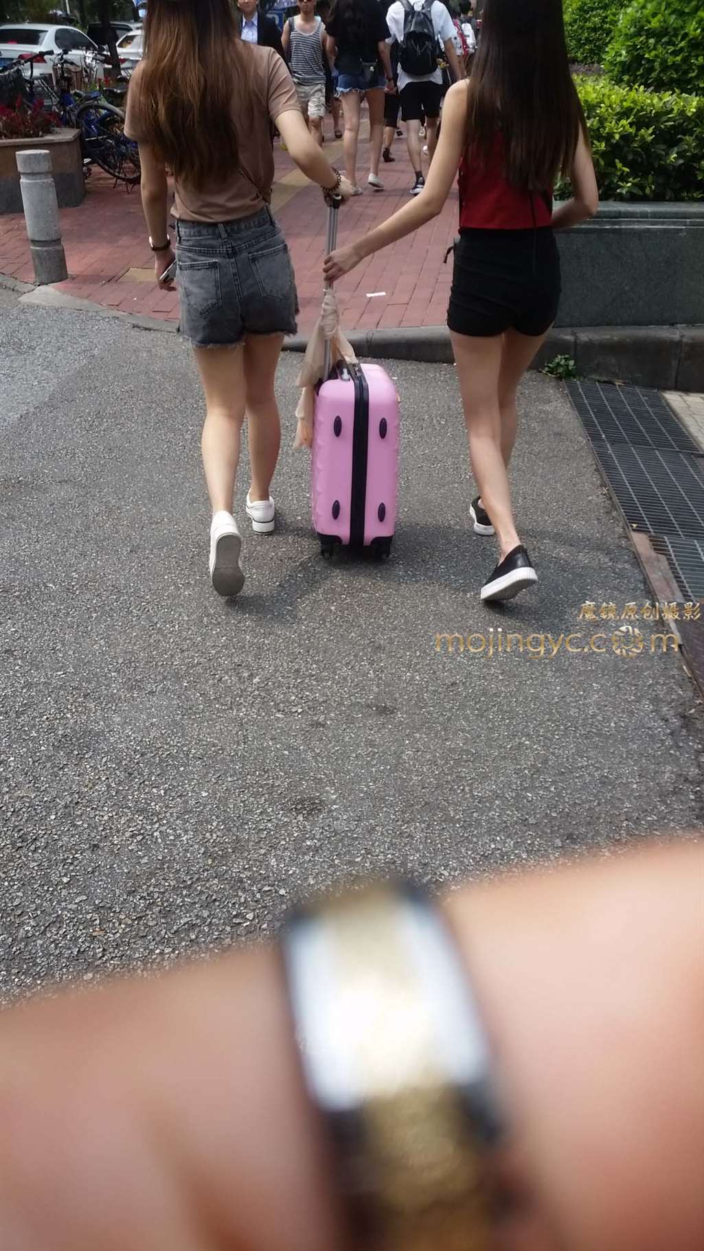 图片[2]-热裤长腿-街拍流行馆