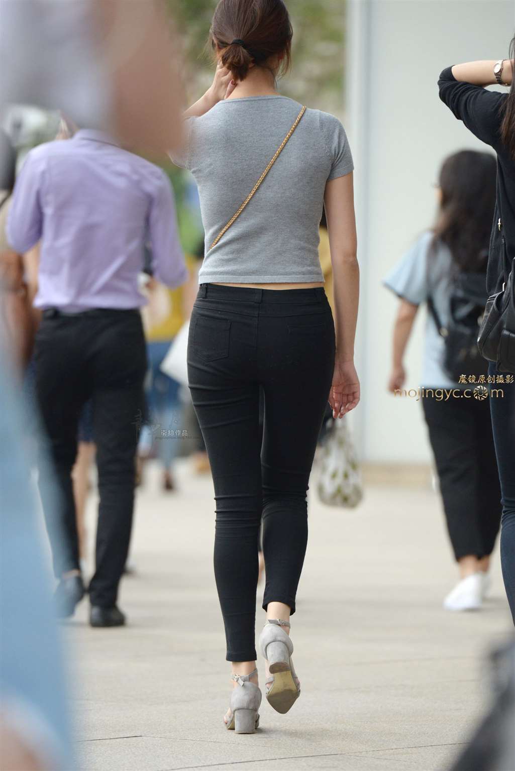 图片[2]-【静月街拍】漂亮的黑裤美女-街拍流行馆