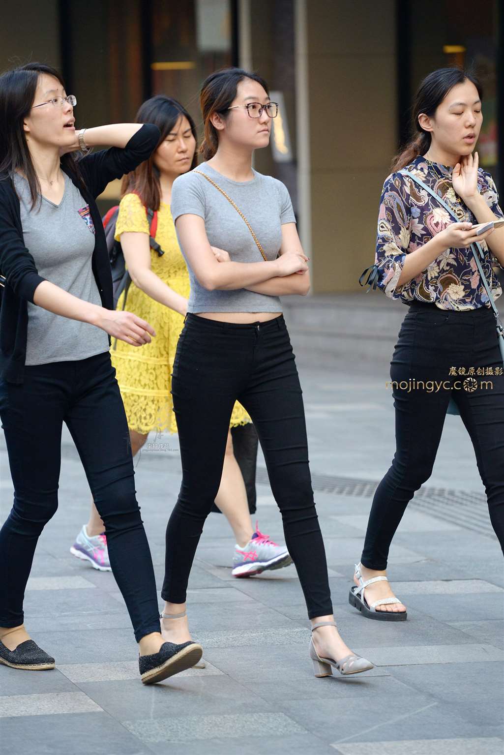 图片[3]-【静月街拍】漂亮的黑裤美女-街拍流行馆