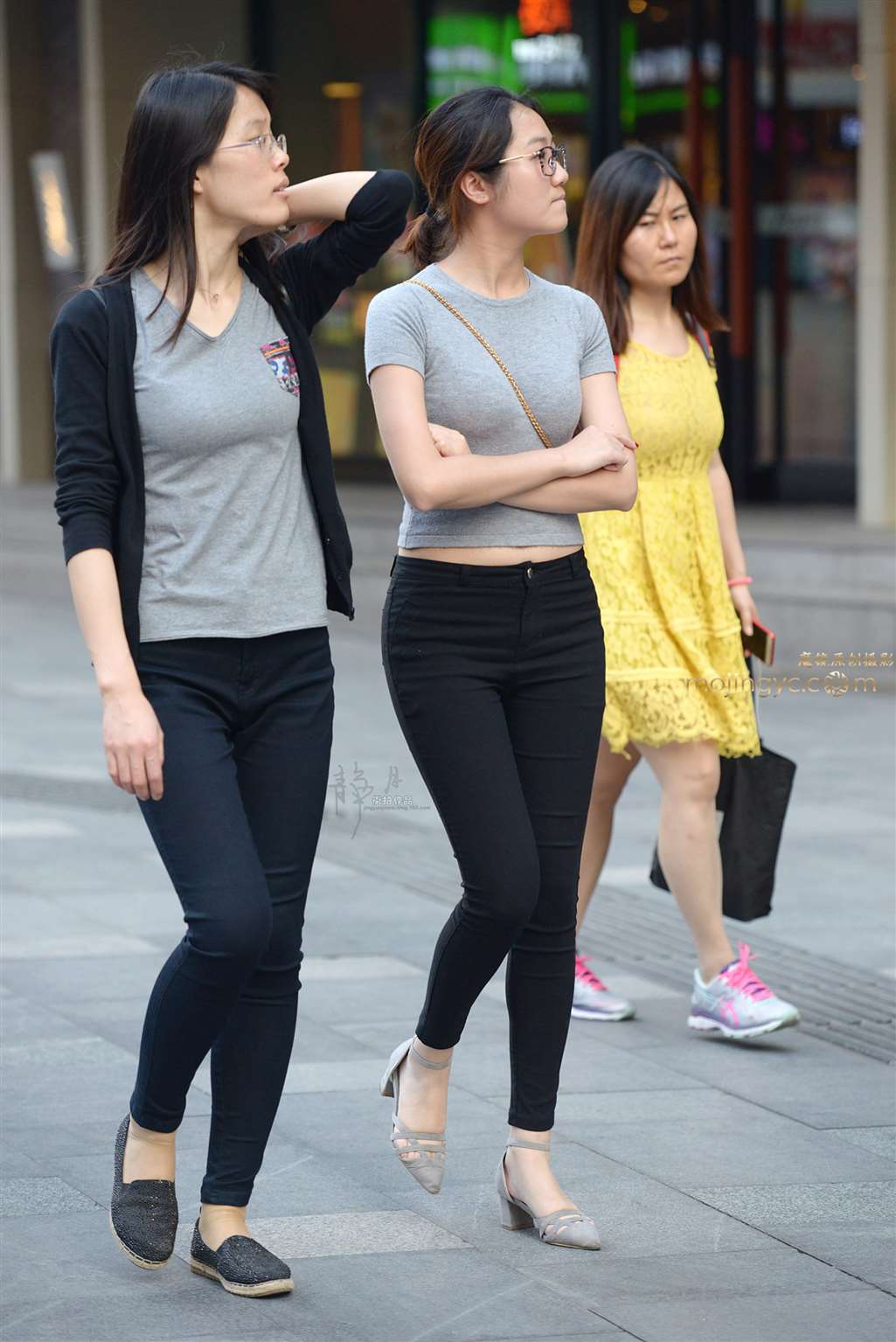 图片[4]-【静月街拍】漂亮的黑裤美女-街拍流行馆