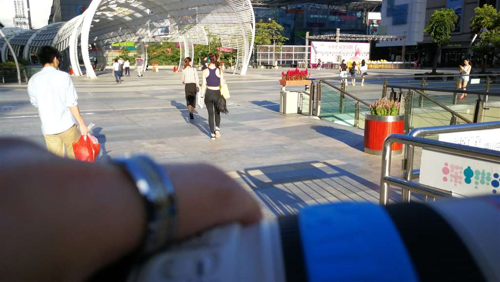 图片[2]-紧身裤，运动鞋，洋妞（12）-街拍流行馆