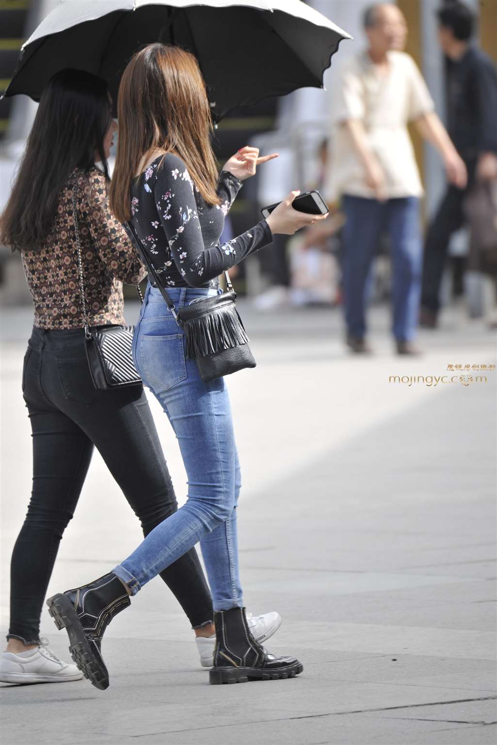 图片[5]-2017-06-08紧身牛仔少妇-街拍流行馆