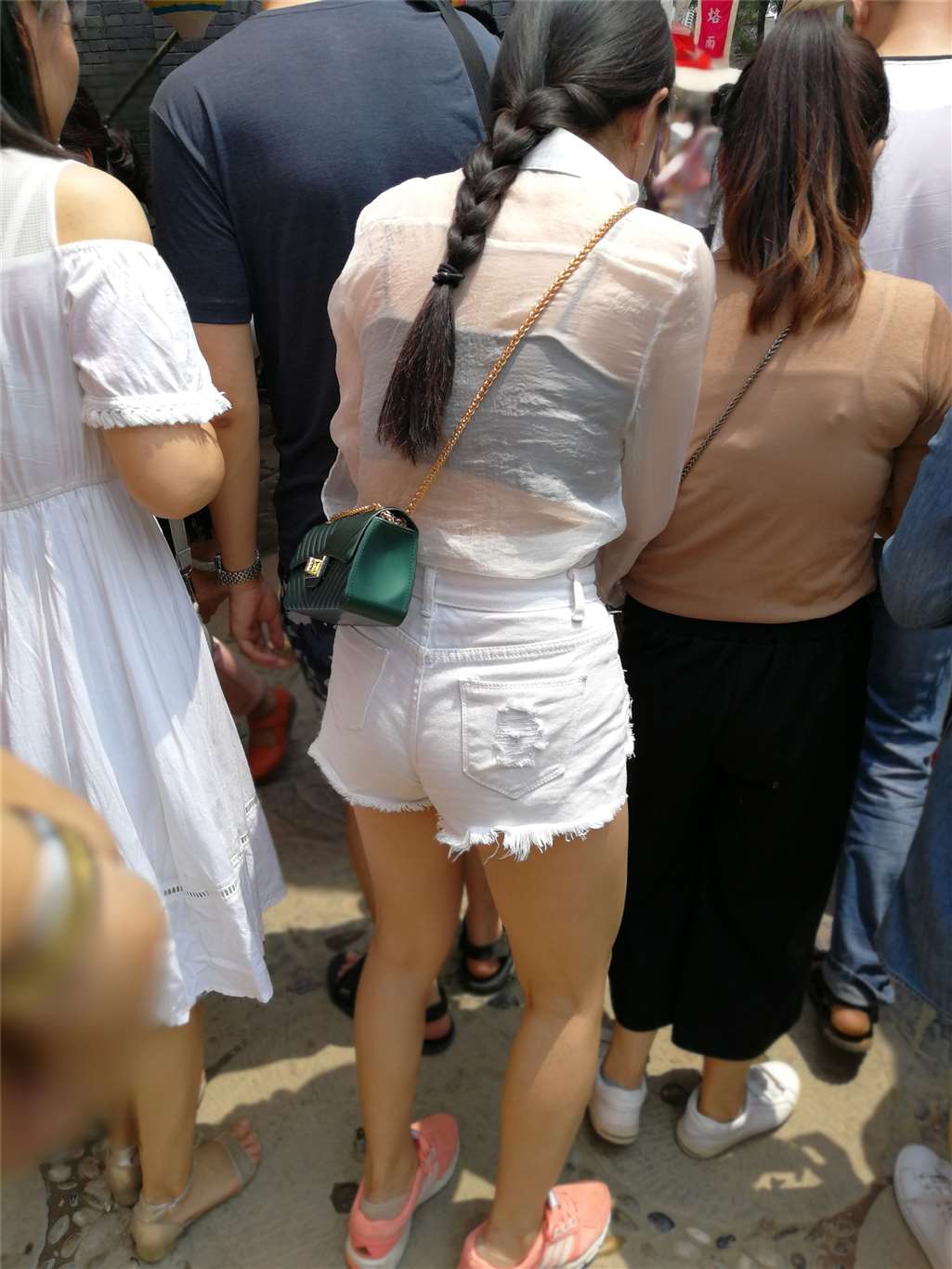 图片[2]-黑的内热裤月牙长腿-街拍流行馆