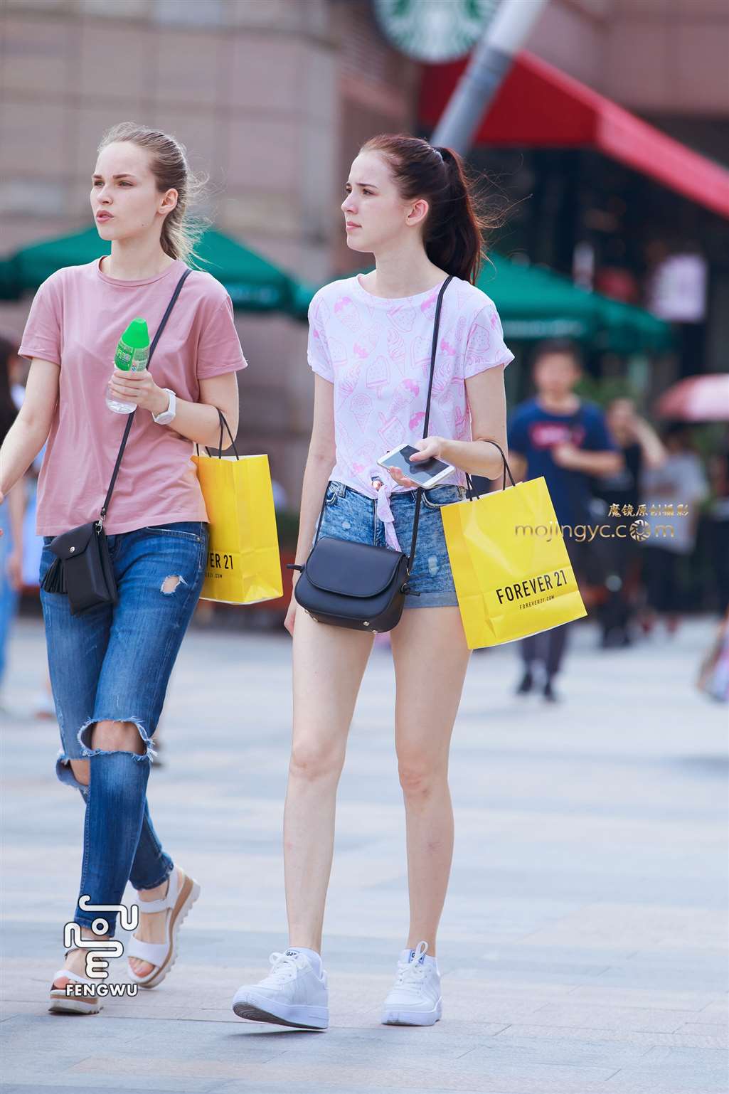 图片[1]-热裤，美腿，运动鞋，漂亮洋妞（9）-街拍流行馆