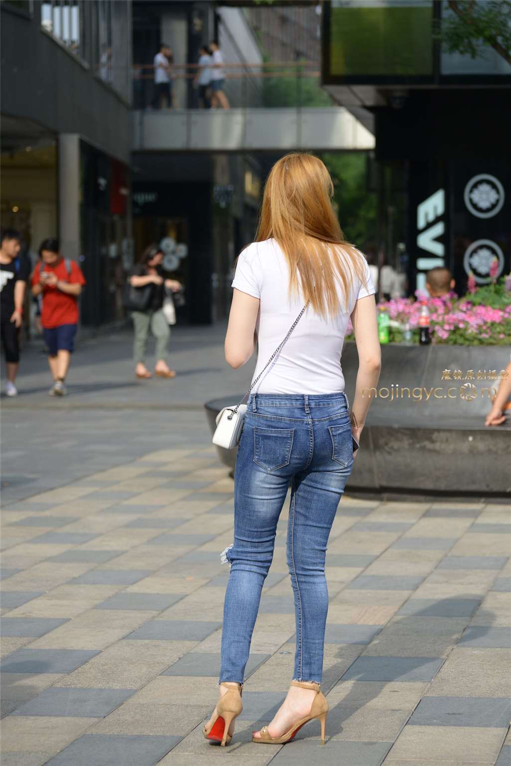 图片[4]-6-12牛仔美女的回眸-街拍流行馆