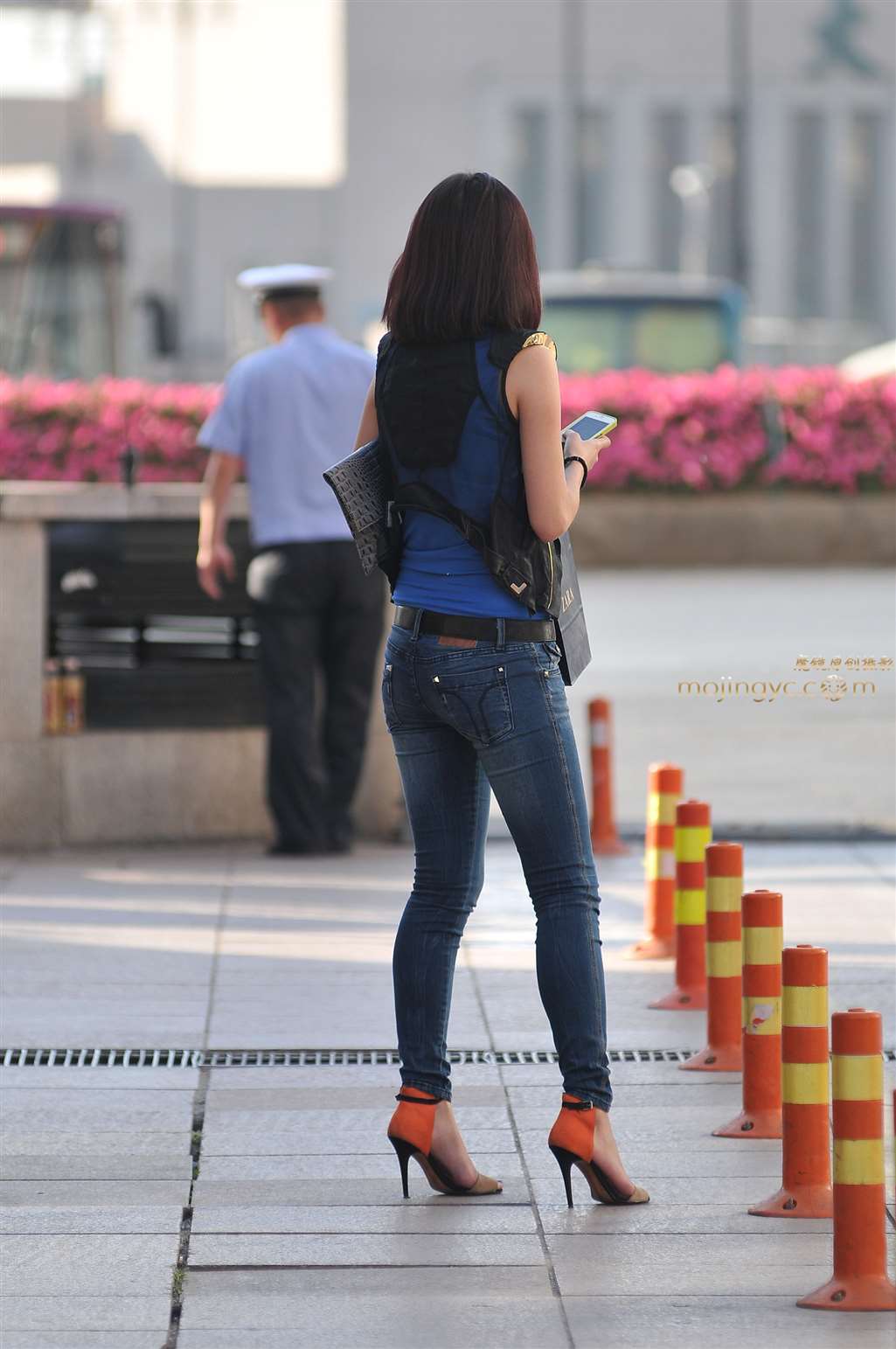 图片[1]-紧身牛仔美腿-街拍流行馆