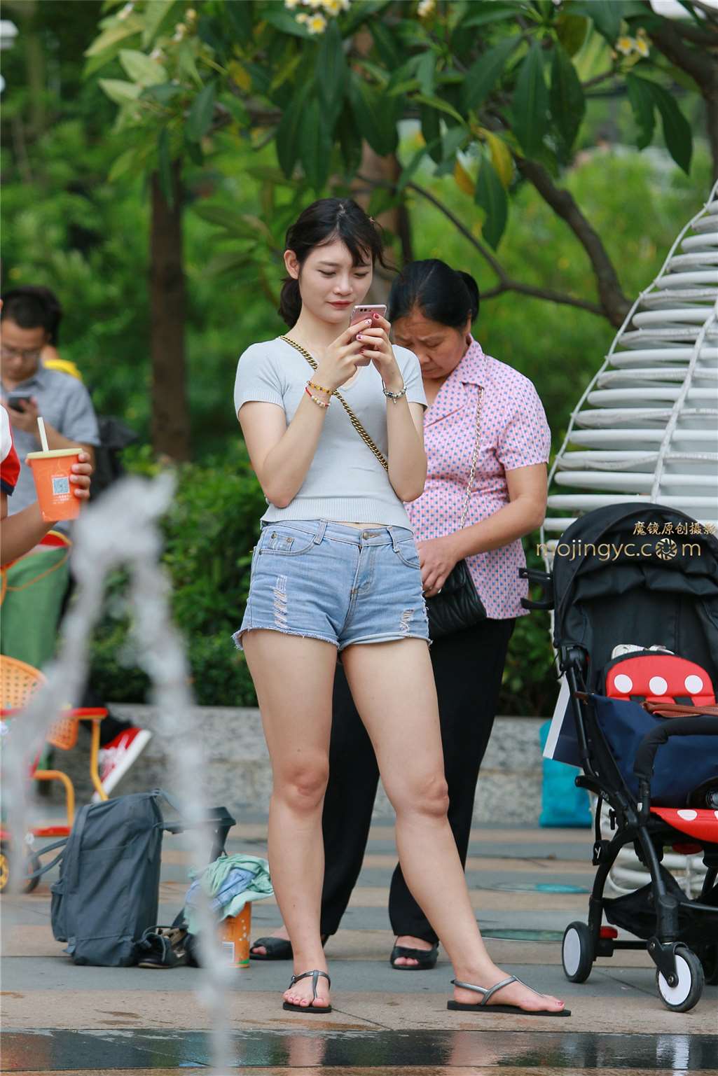 图片[1]-牛仔热裤少妇-街拍流行馆
