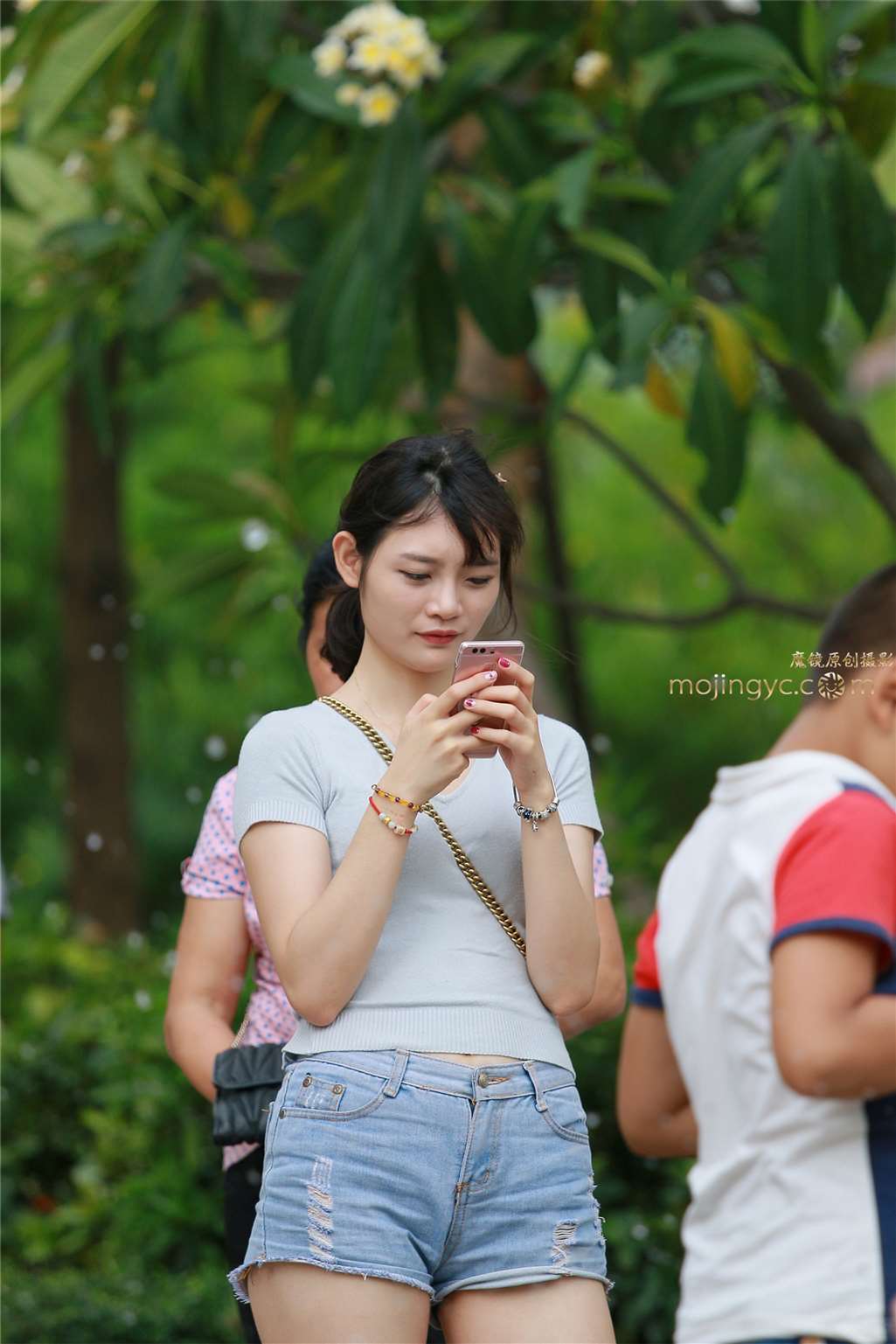 图片[3]-牛仔热裤少妇-街拍流行馆