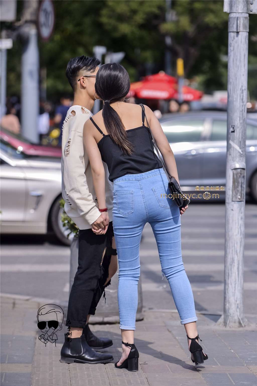 图片[1]-亲密情侣相爱无间-街拍流行馆