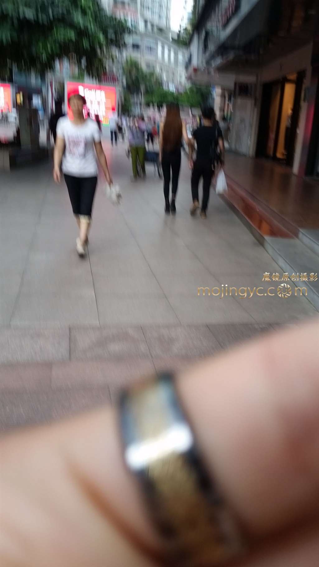 图片[2]-苗条的抹胸紧身长腿-街拍流行馆
