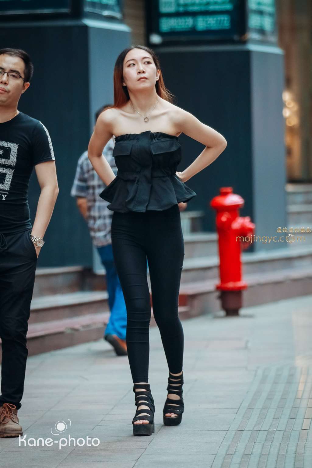 图片[3]-苗条的抹胸紧身长腿-街拍流行馆
