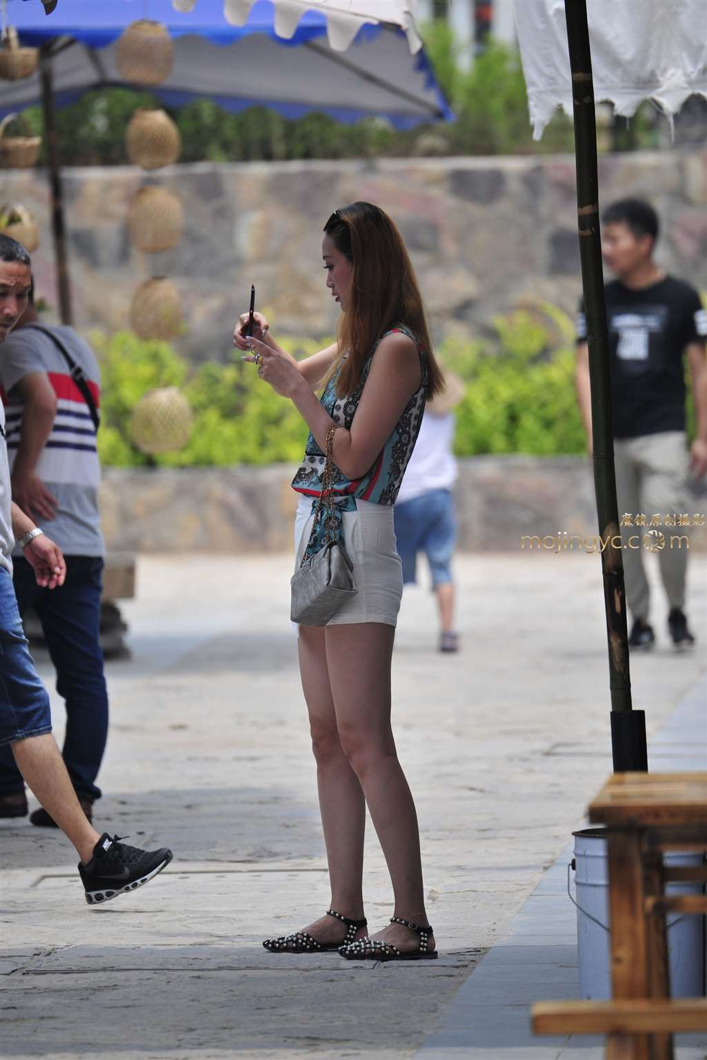图片[2]-街拍大赛第三季—-短白裤少妇-街拍流行馆