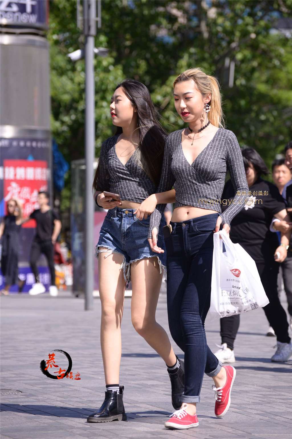 图片[1]-6-19深V紧身秀美胸-街拍流行馆