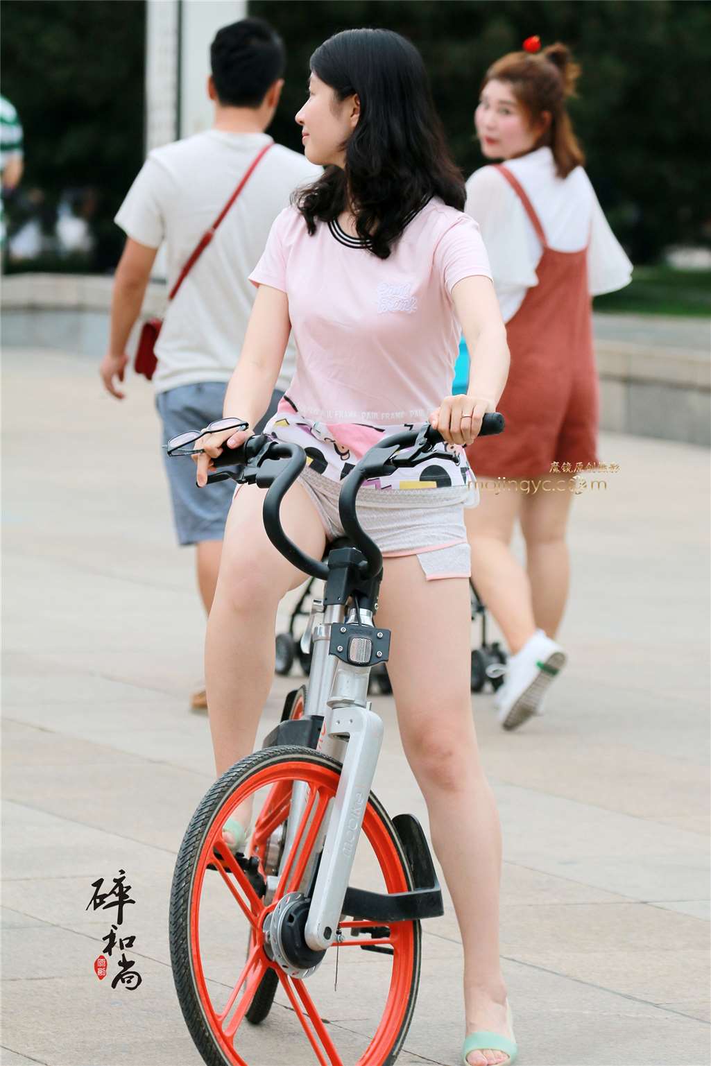 图片[4]-骑单车的短裤小姑娘-街拍流行馆