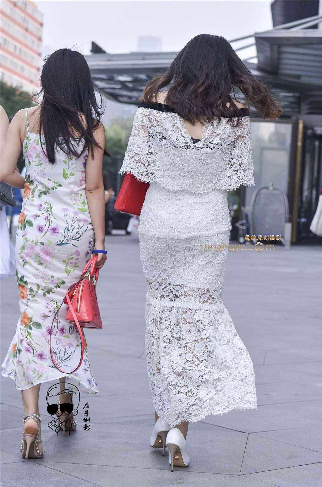 图片[1]-白纱裙紧绷显美臀-街拍流行馆
