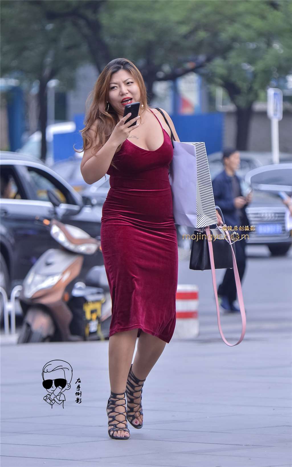 图片[1]-低胸美臀热辣袭人-街拍流行馆