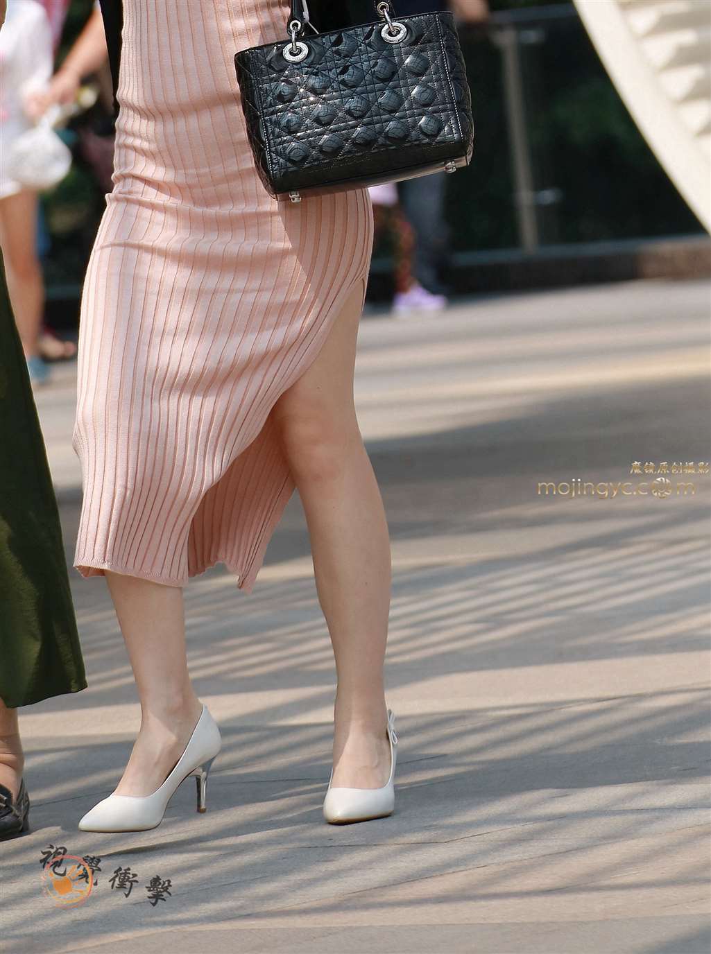 图片[4]-高跟 开叉包臀裙少妇-街拍流行馆