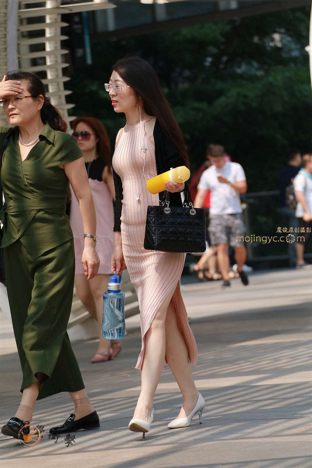 图片[5]-高跟 开叉包臀裙少妇-街拍流行馆