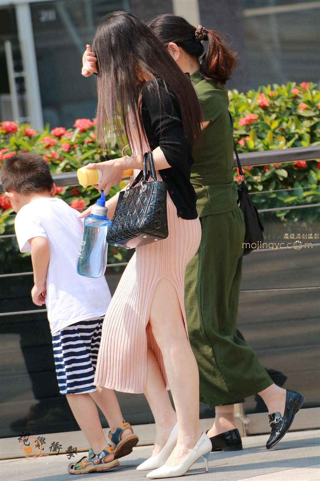 图片[1]-高跟 开叉包臀裙少妇-街拍流行馆