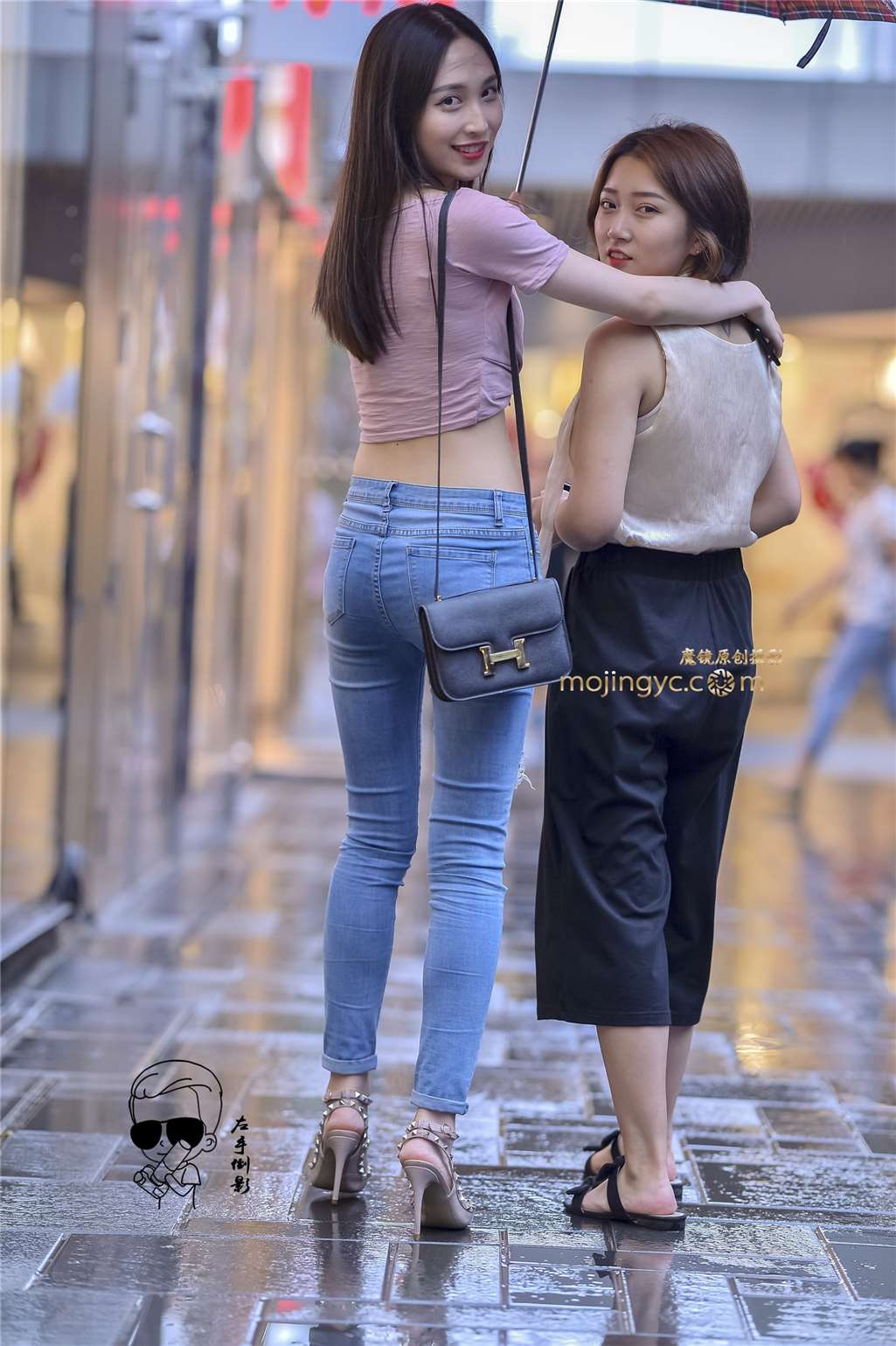 图片[1]-紧裤美臀大长腿-街拍流行馆