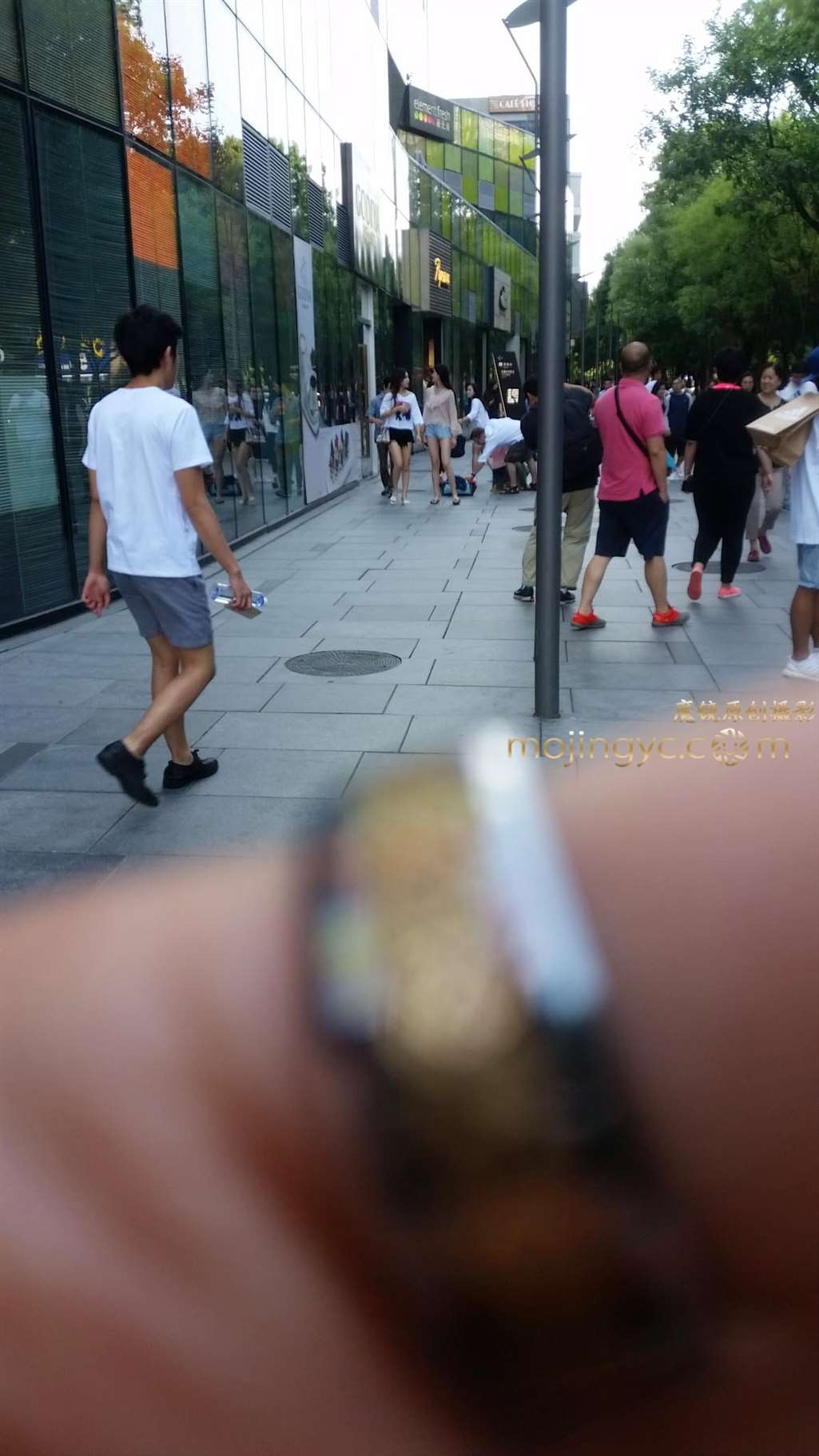 图片[2]-清纯白净的美腿-街拍流行馆