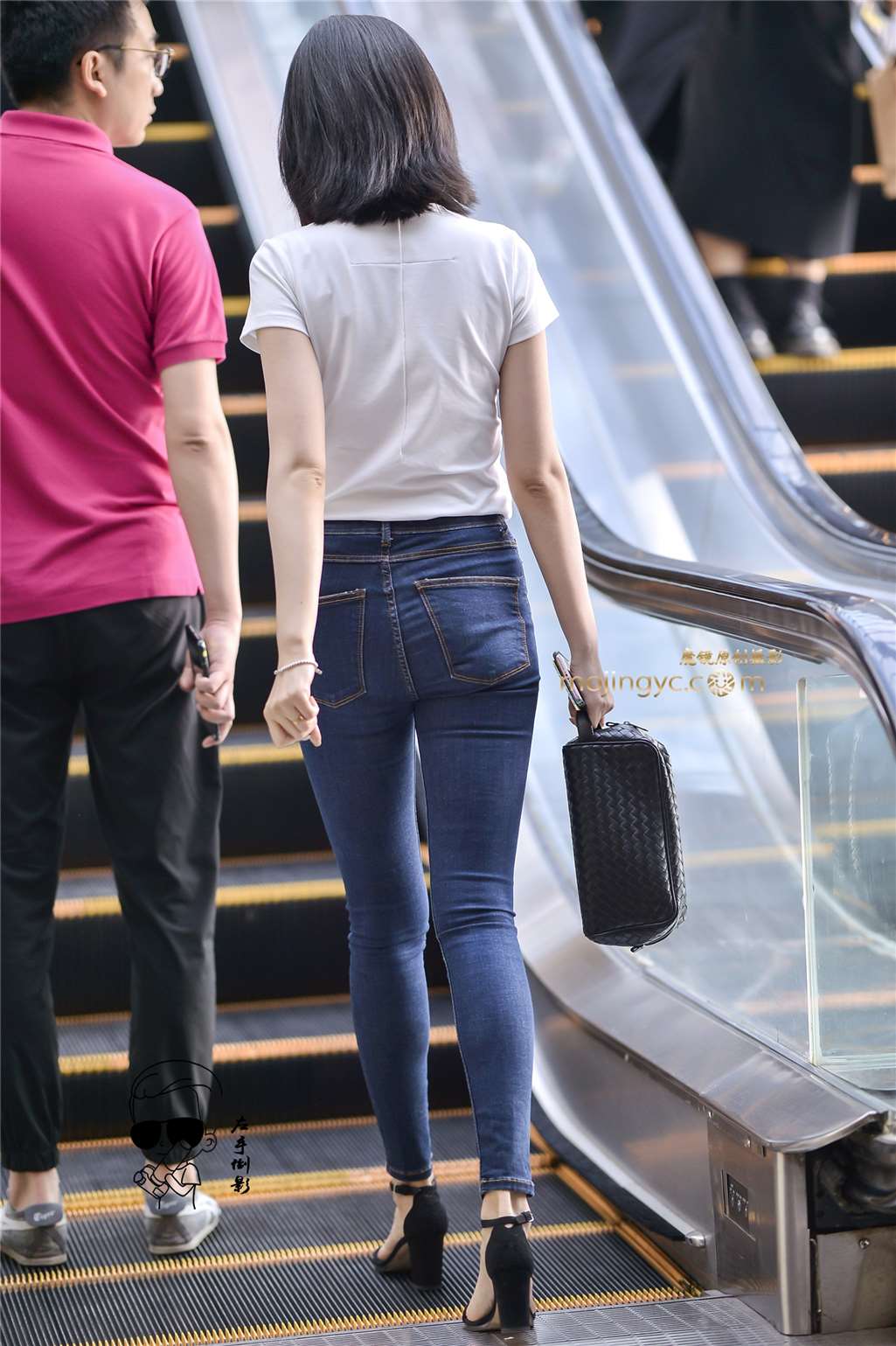 图片[1]-紧绷牛仔彰显美臀-街拍流行馆