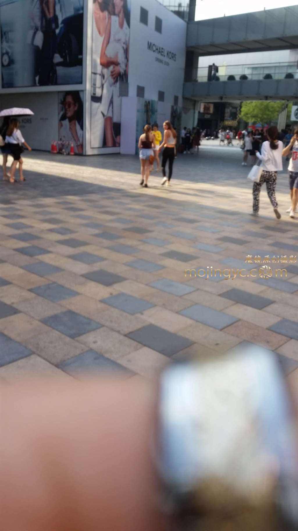 图片[2]-老外都喜欢丁字裤-街拍流行馆