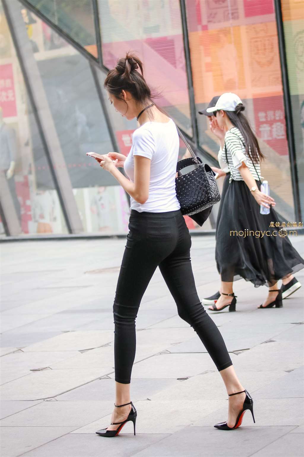 图片[1]-超级大长腿-街拍流行馆