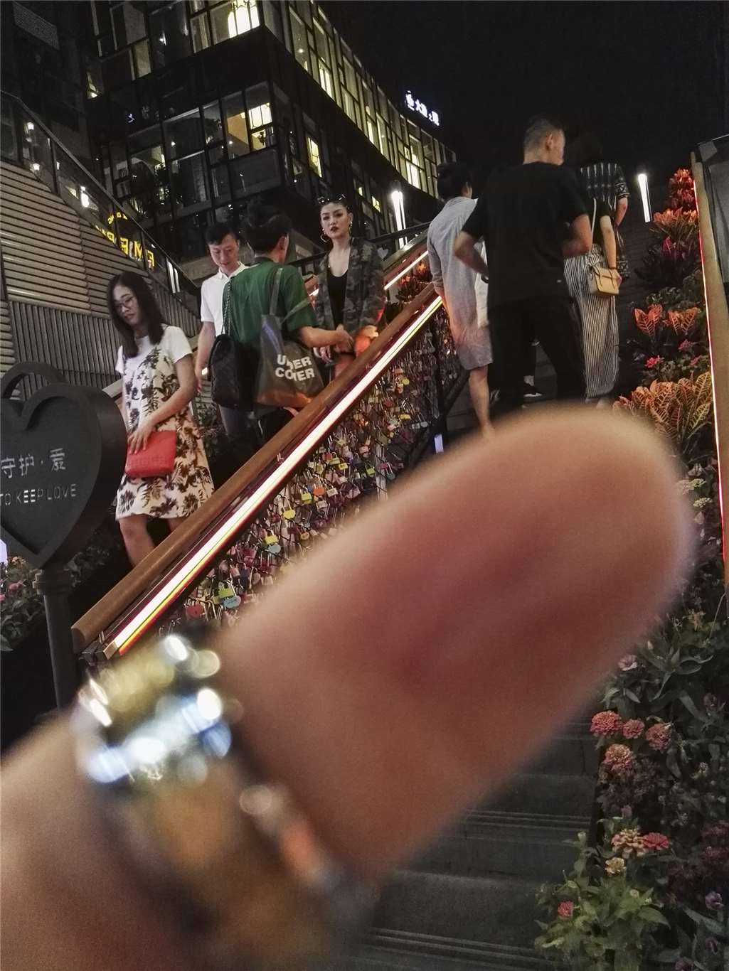图片[2]-夜拍性感美女-街拍流行馆