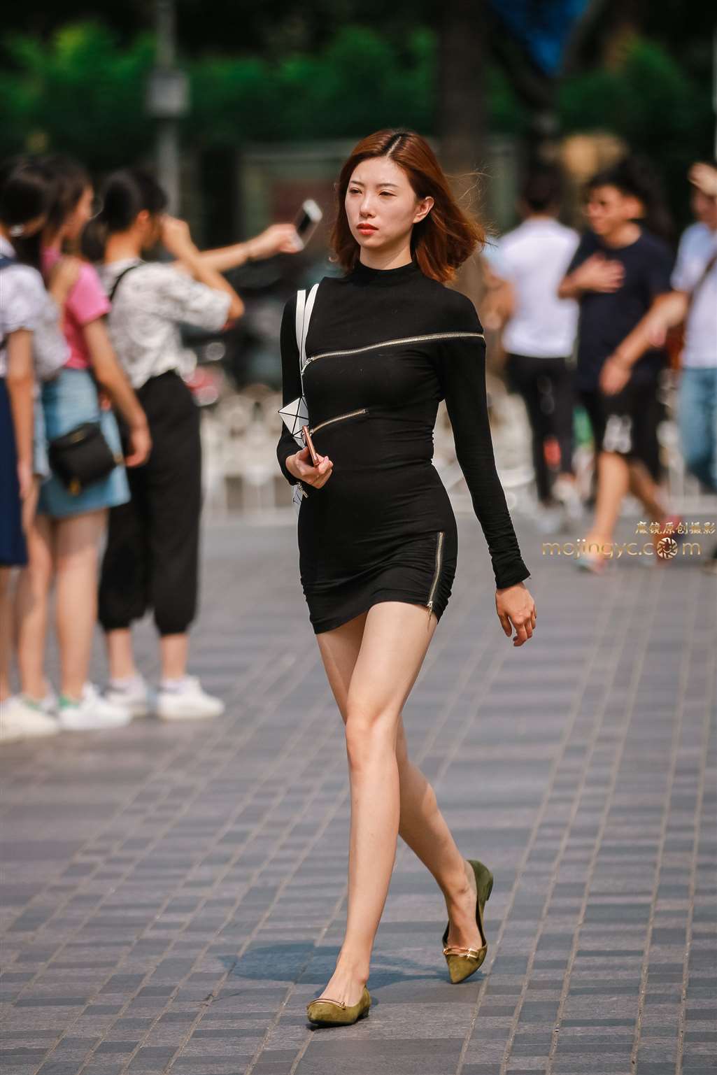 图片[1]-走路很好看的长腿气质女生-街拍流行馆