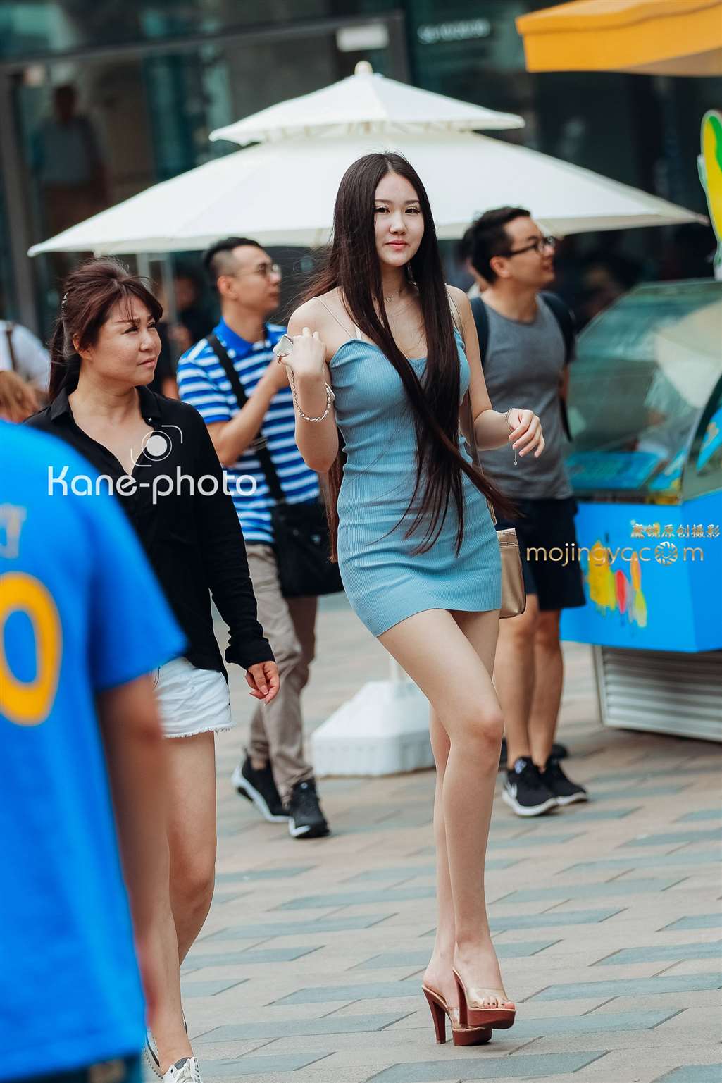 图片[1]-高挑妩媚的女人-街拍流行馆