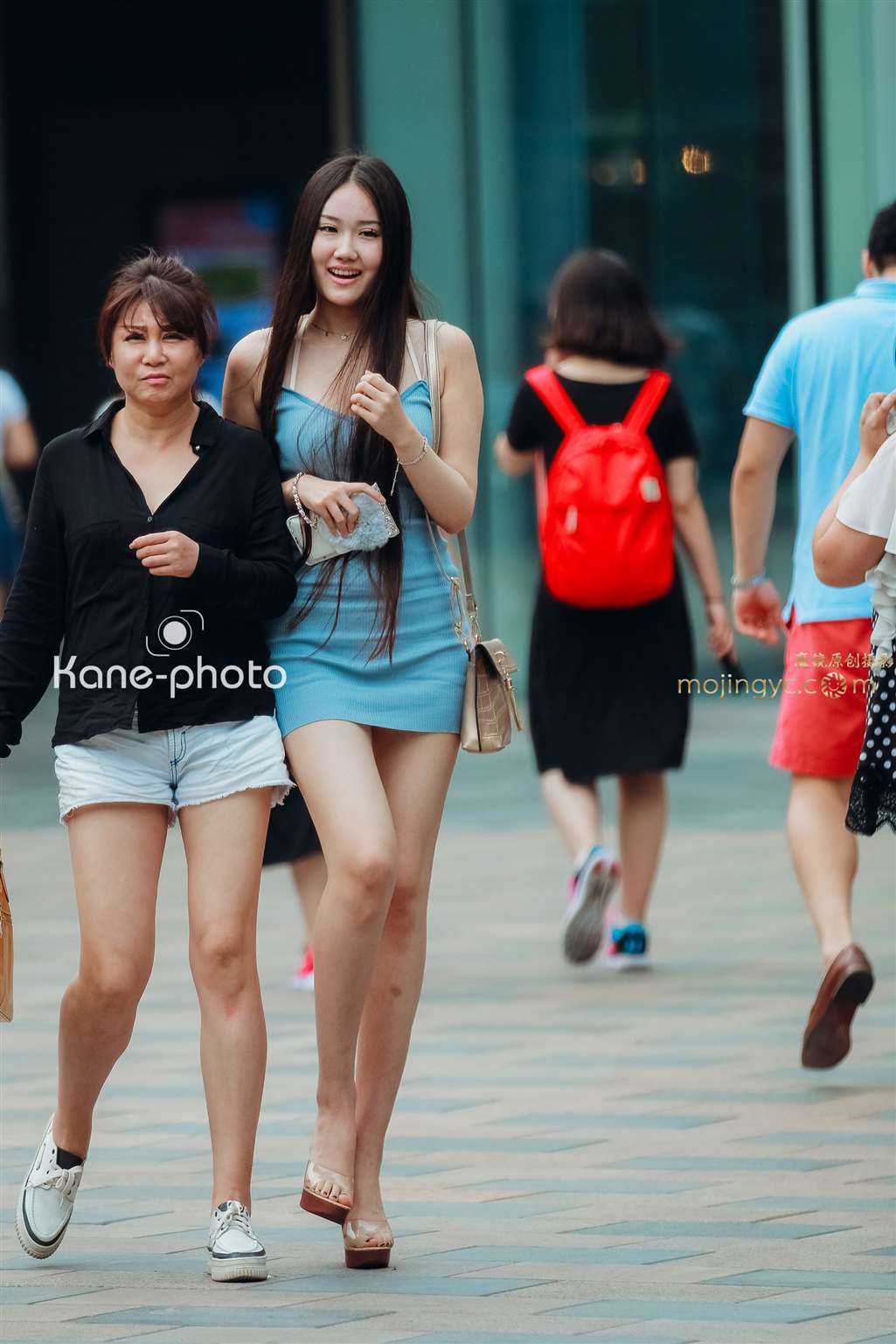 图片[2]-高挑妩媚的女人-街拍流行馆