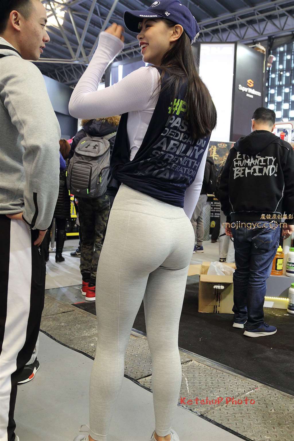 图片[2]-灰色运动裤美女体形态真美-街拍流行馆