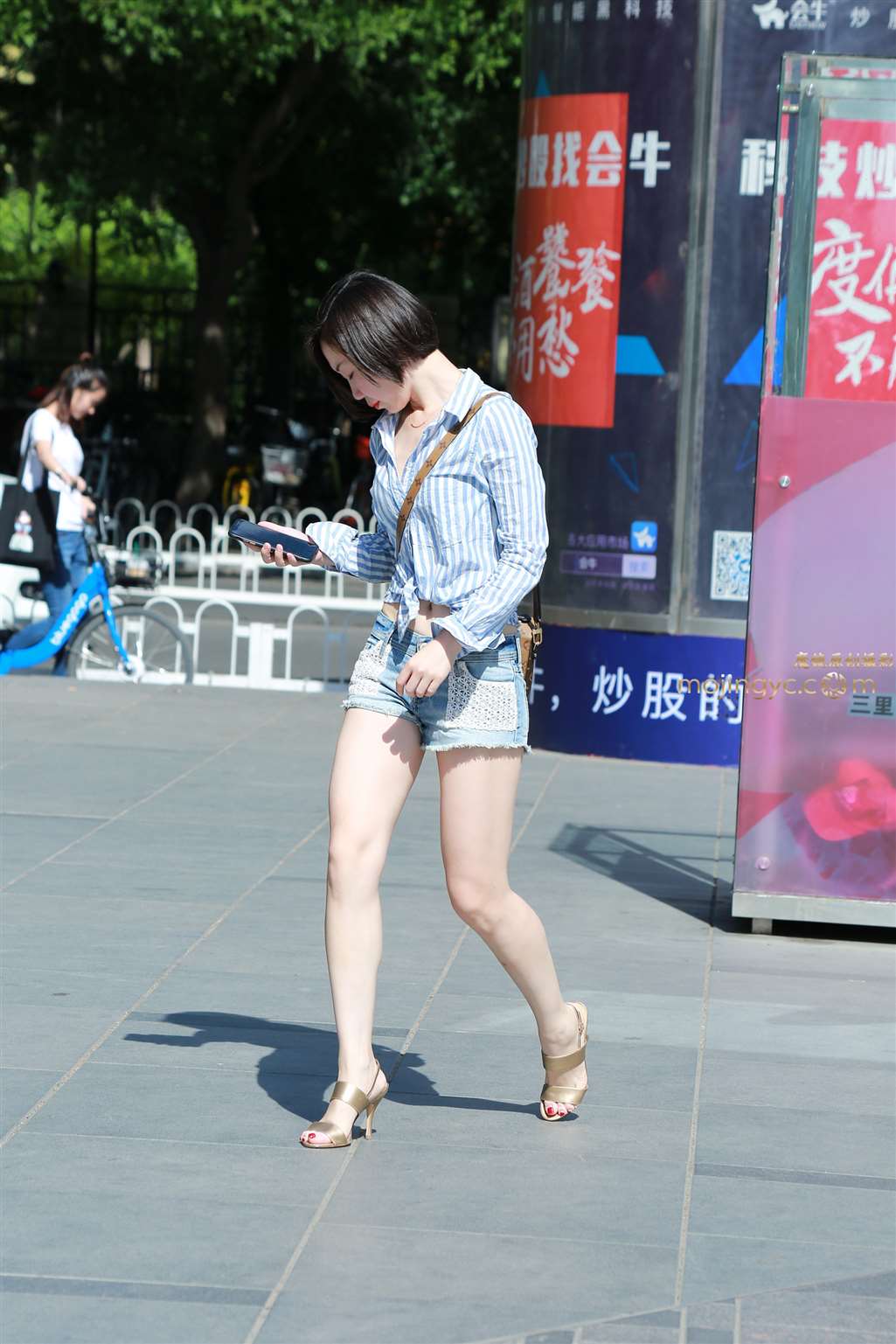 图片[4]-白嫩美腿热裤短发-大风袭来美女的仓促-街拍流行馆