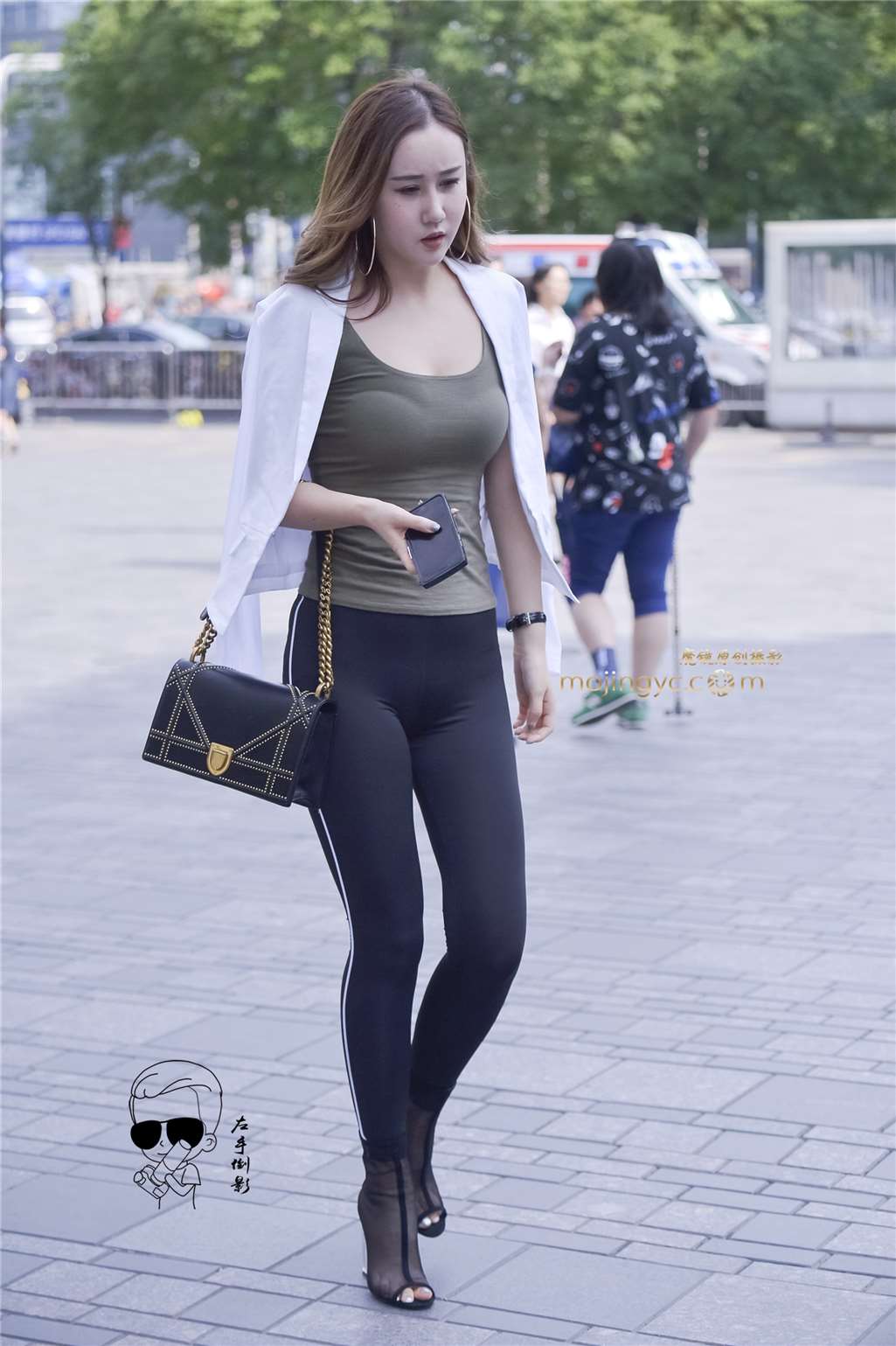 图片[4]-漂亮美女魔鬼身材-街拍流行馆