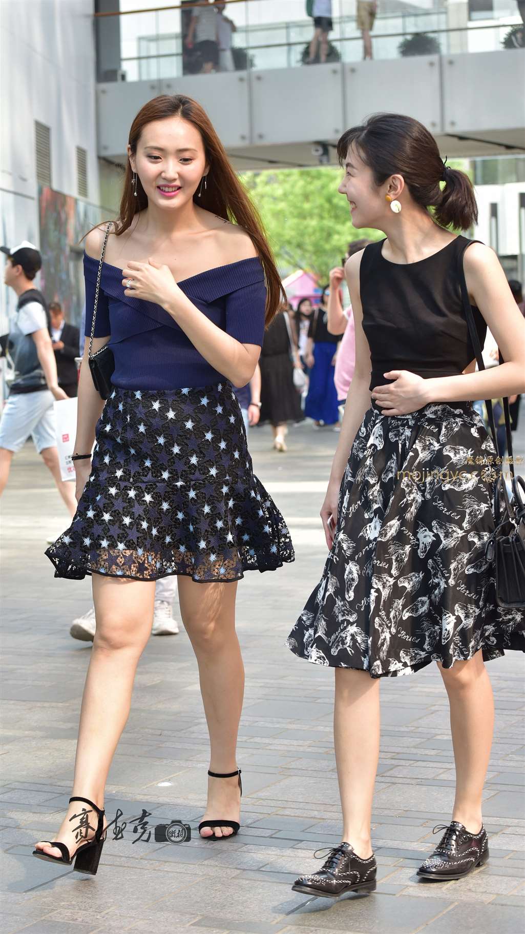 图片[1]-性感长发短裙美女-街拍流行馆