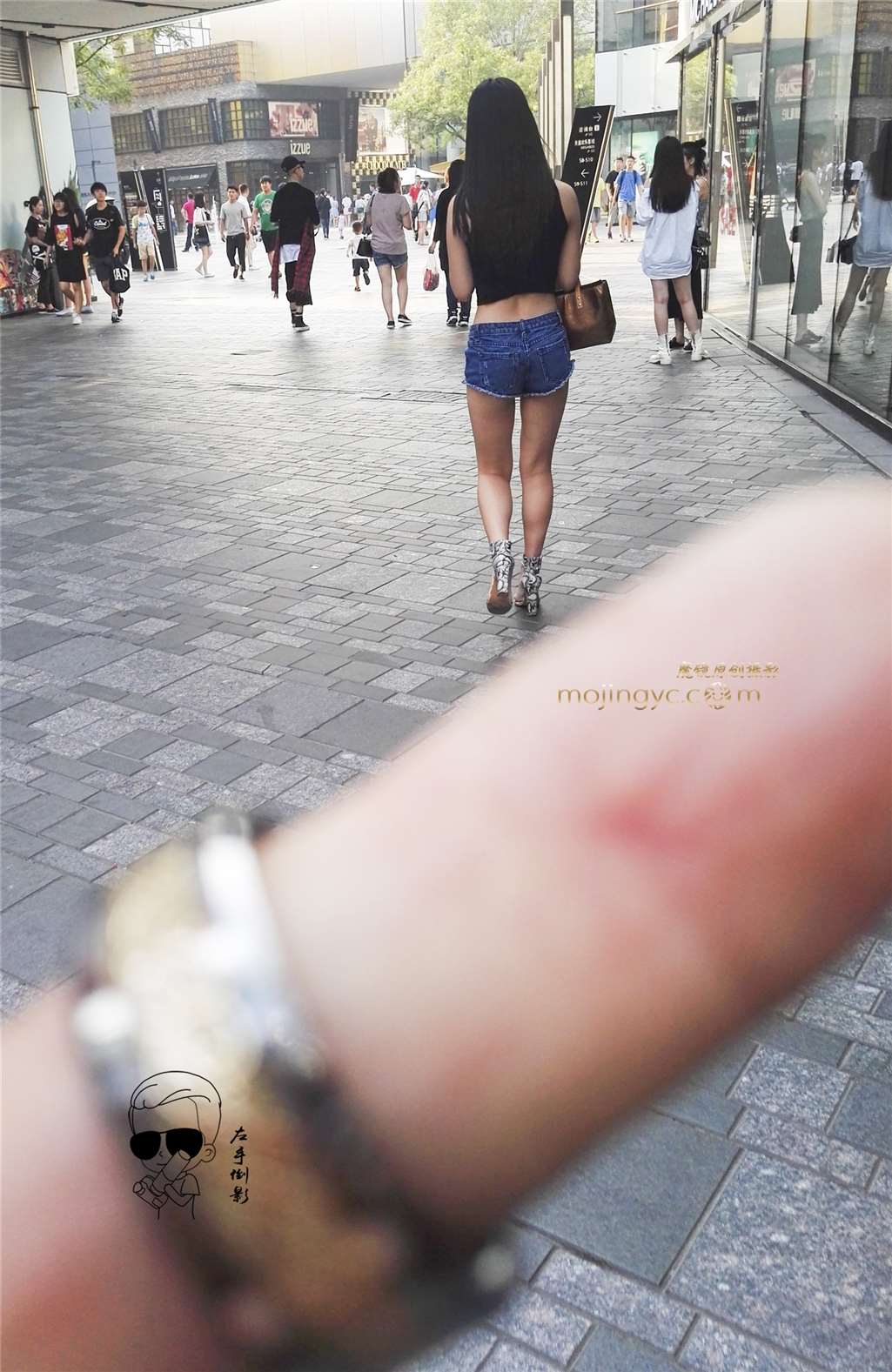 图片[2]-热裤大长腿-街拍流行馆