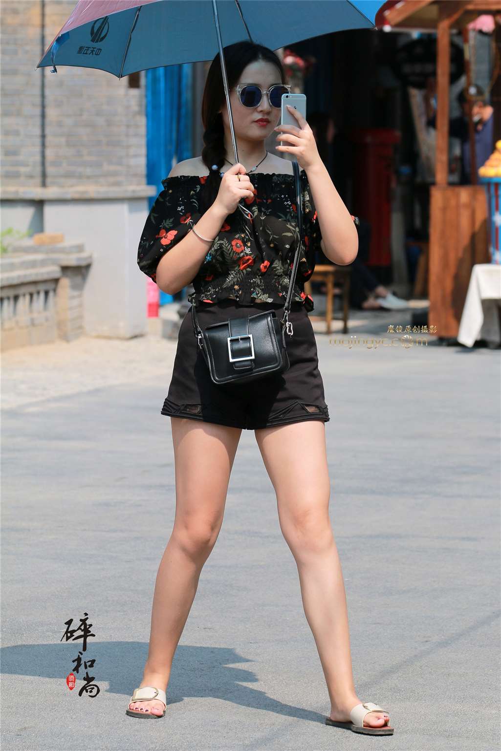 图片[2]-黑短裤美腿小美女-街拍流行馆