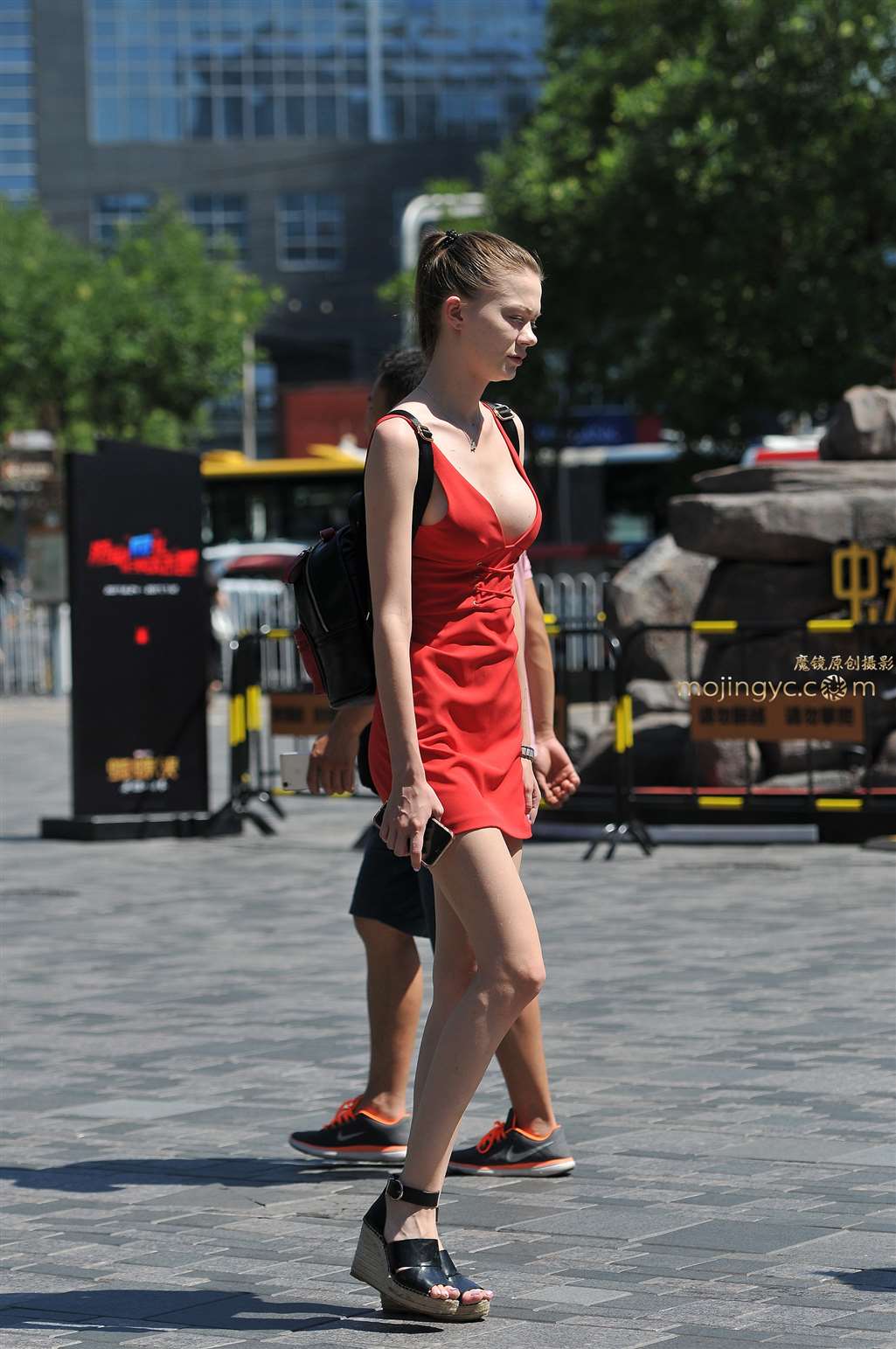 图片[1]-低胸金发美女-街拍流行馆