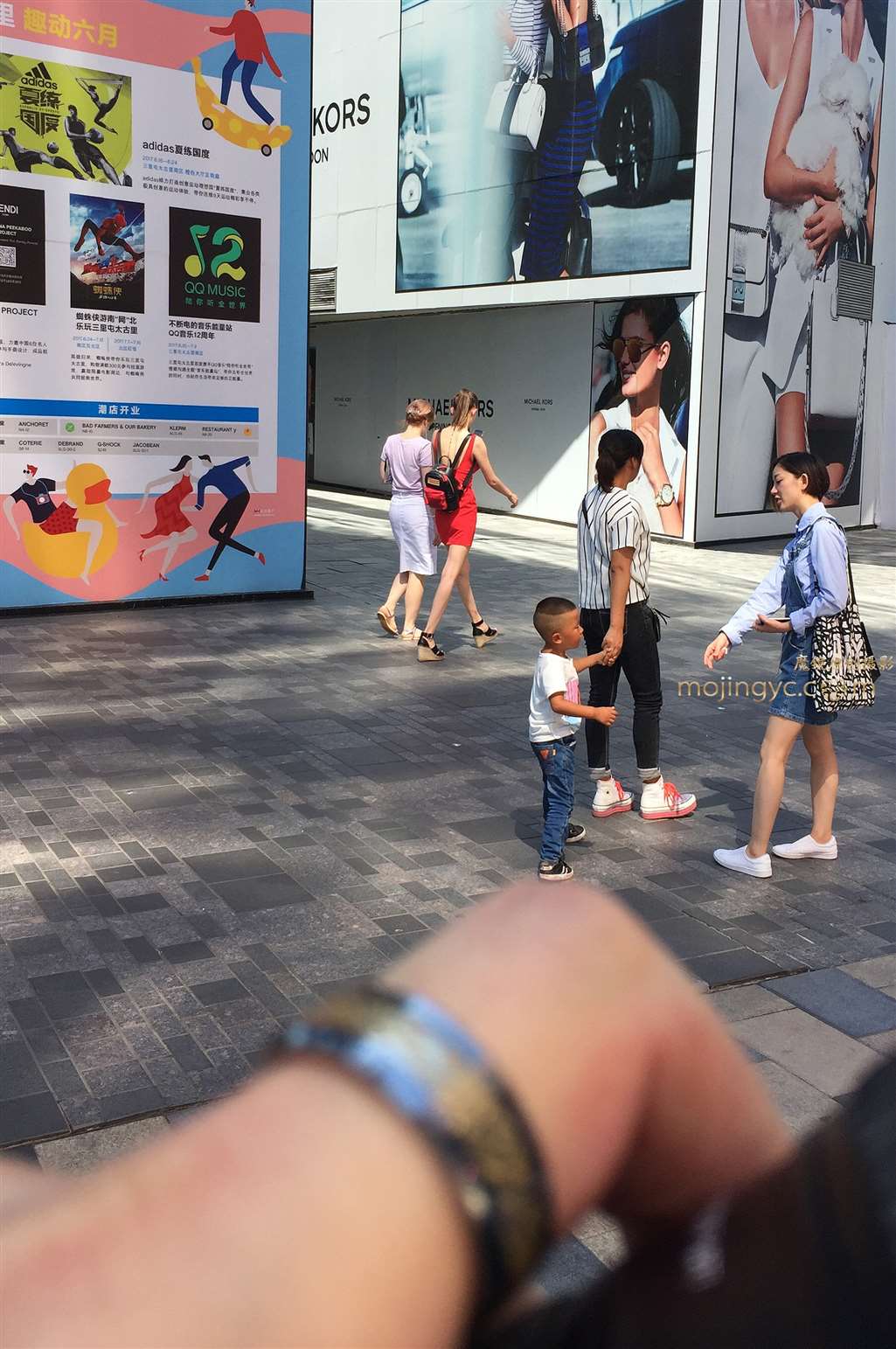 图片[2]-低胸金发美女-街拍流行馆