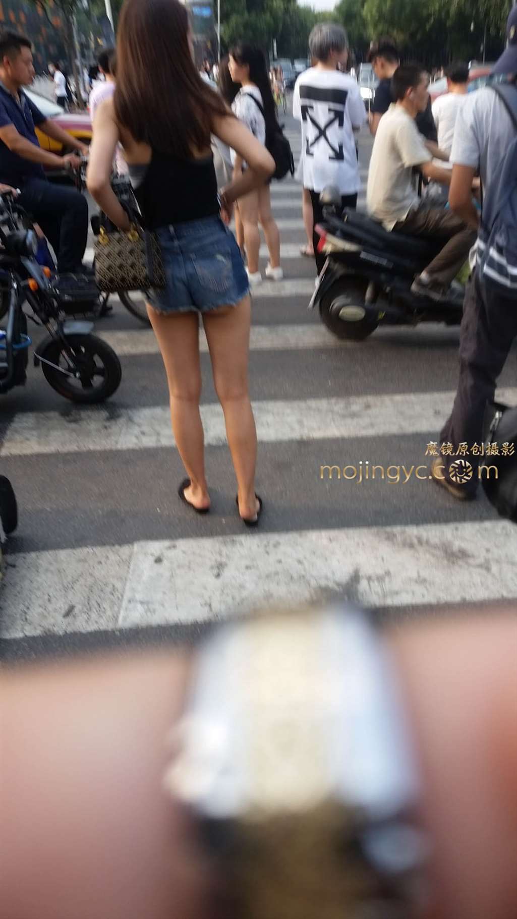 图片[3]-性感小热裤-街拍流行馆