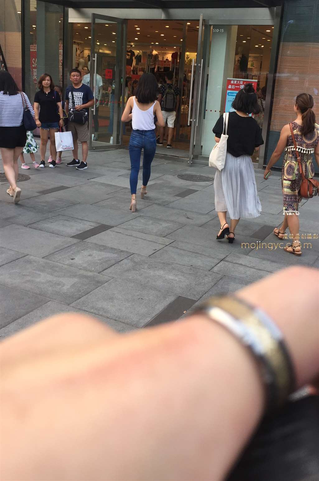 图片[2]-紧身牛仔美腿-街拍流行馆