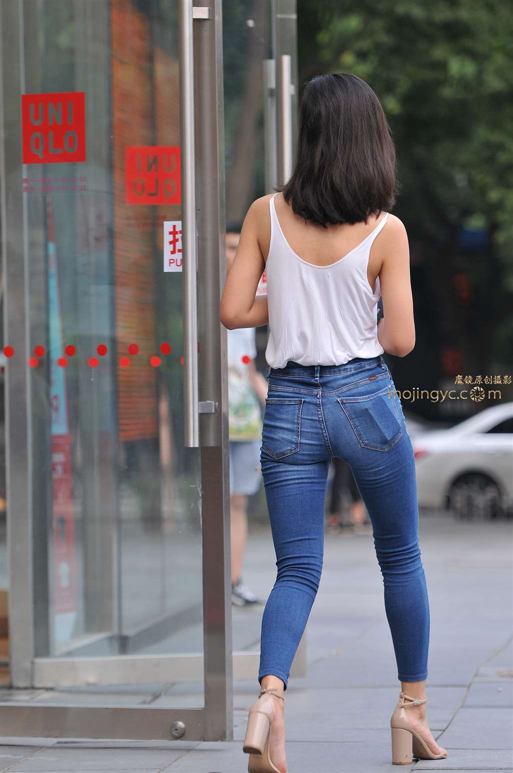 图片[3]-紧身牛仔美腿-街拍流行馆