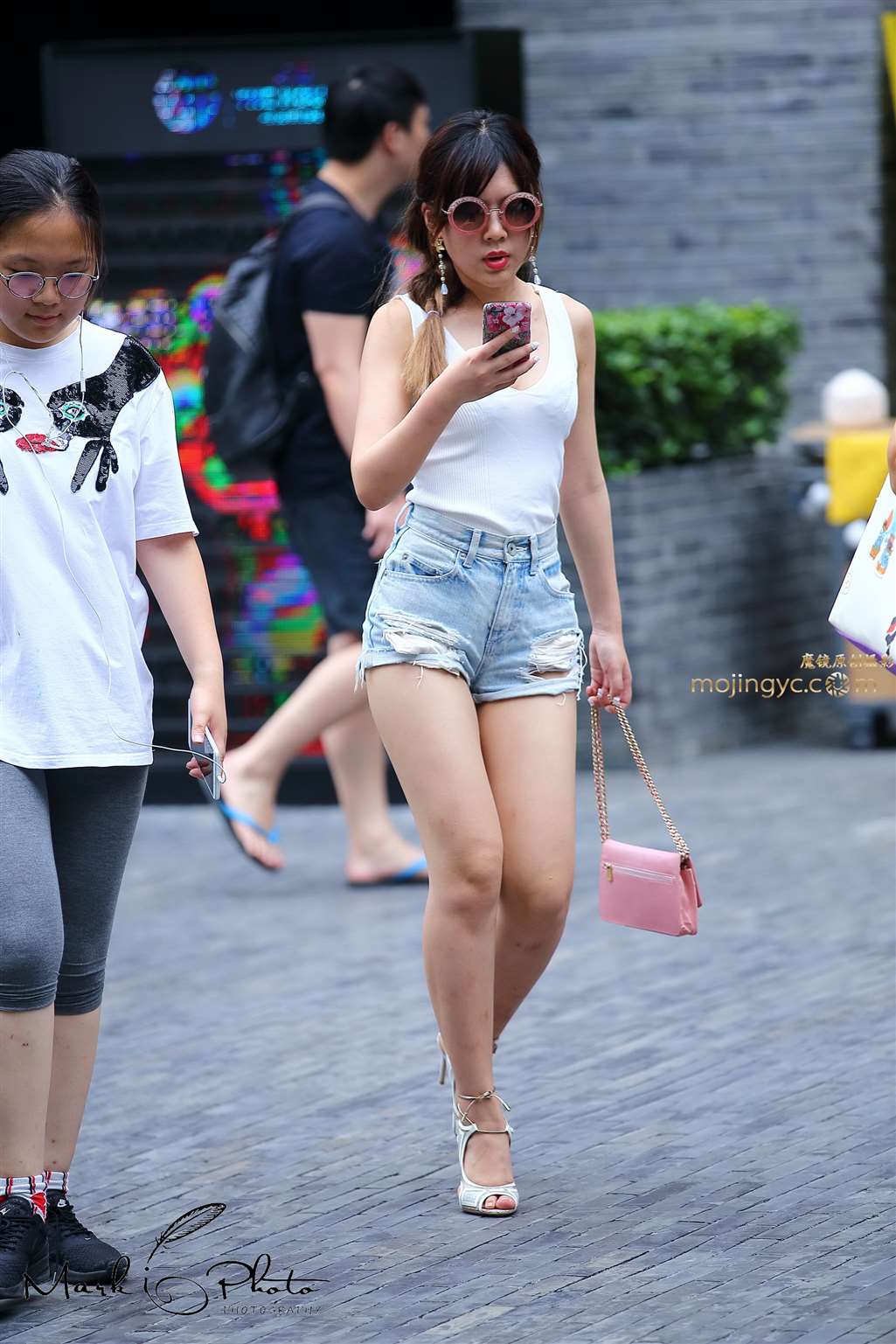 图片[1]-戴墨镜的白色小背心美臀热裤-街拍流行馆